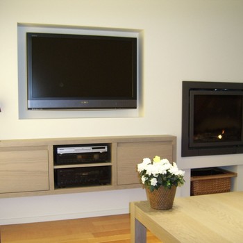 Ingewerkte TV met zwevend meubel ingewerkt in muur